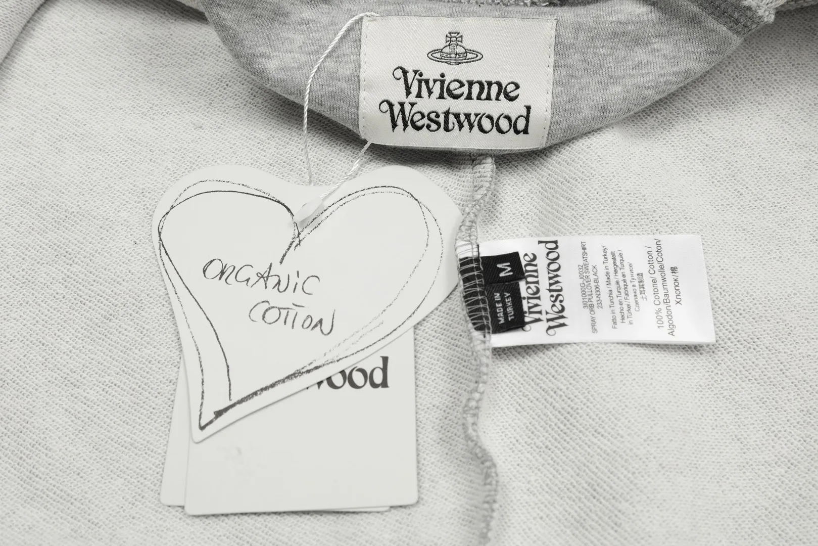 VIVI70# "Exclusive hot style" vivienne west wood West Queen Vivienne Saturn classic winning round neck sweatshirt 2024 top hot style No need to say more, directly open the details YB mold opening Correct overlock neckline details ⚠️The authentic product is the overlock threaded collar without a collar strip. Our family only makes the right version. We are careful to make sure that the first release of the Queen Mother on the whole network is correct. The full range of correct accessories and every detail is completely restored. Straight up to full Size: XS-L